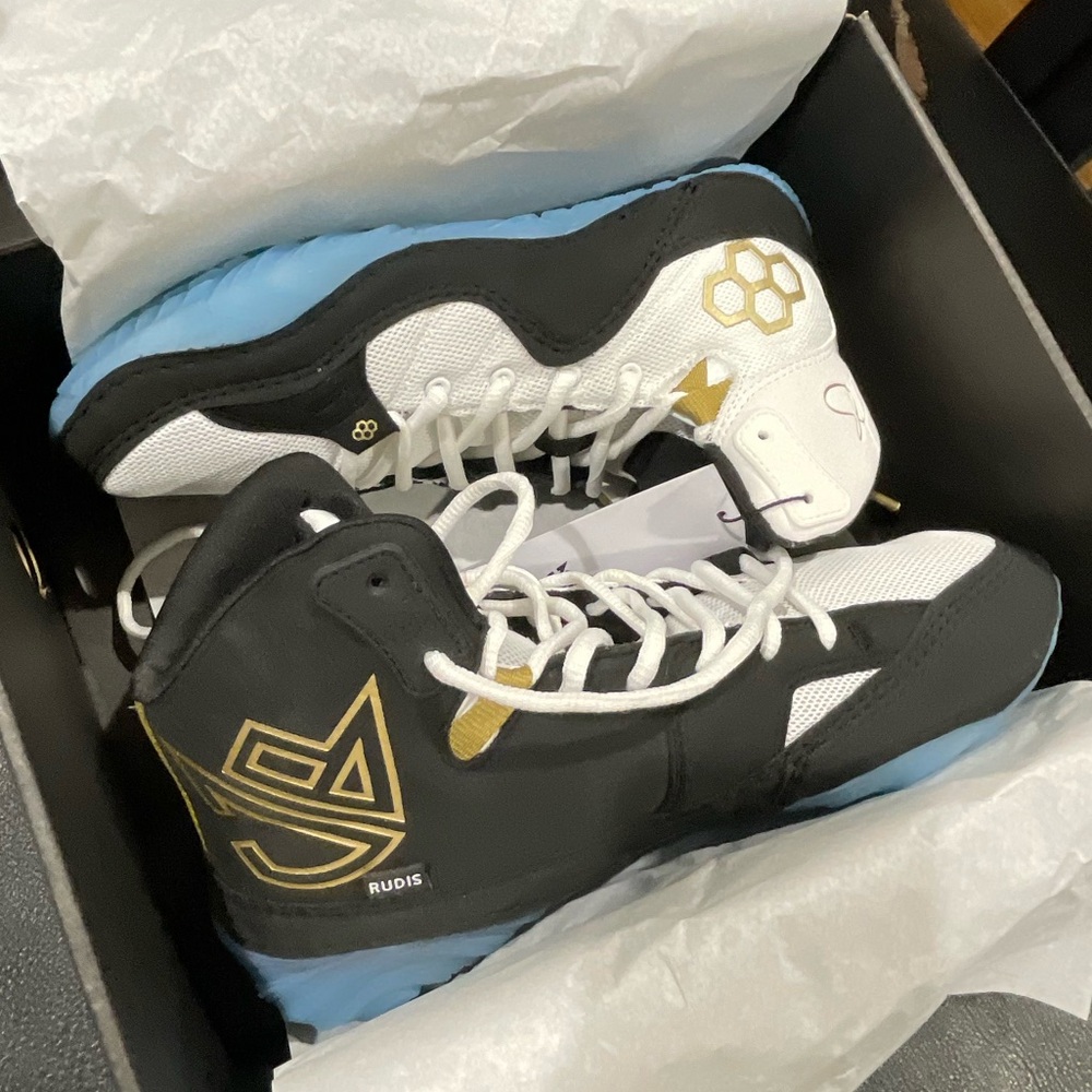 Rudis wrestling shoes in size 9.5. Only worn twice. In good condition.